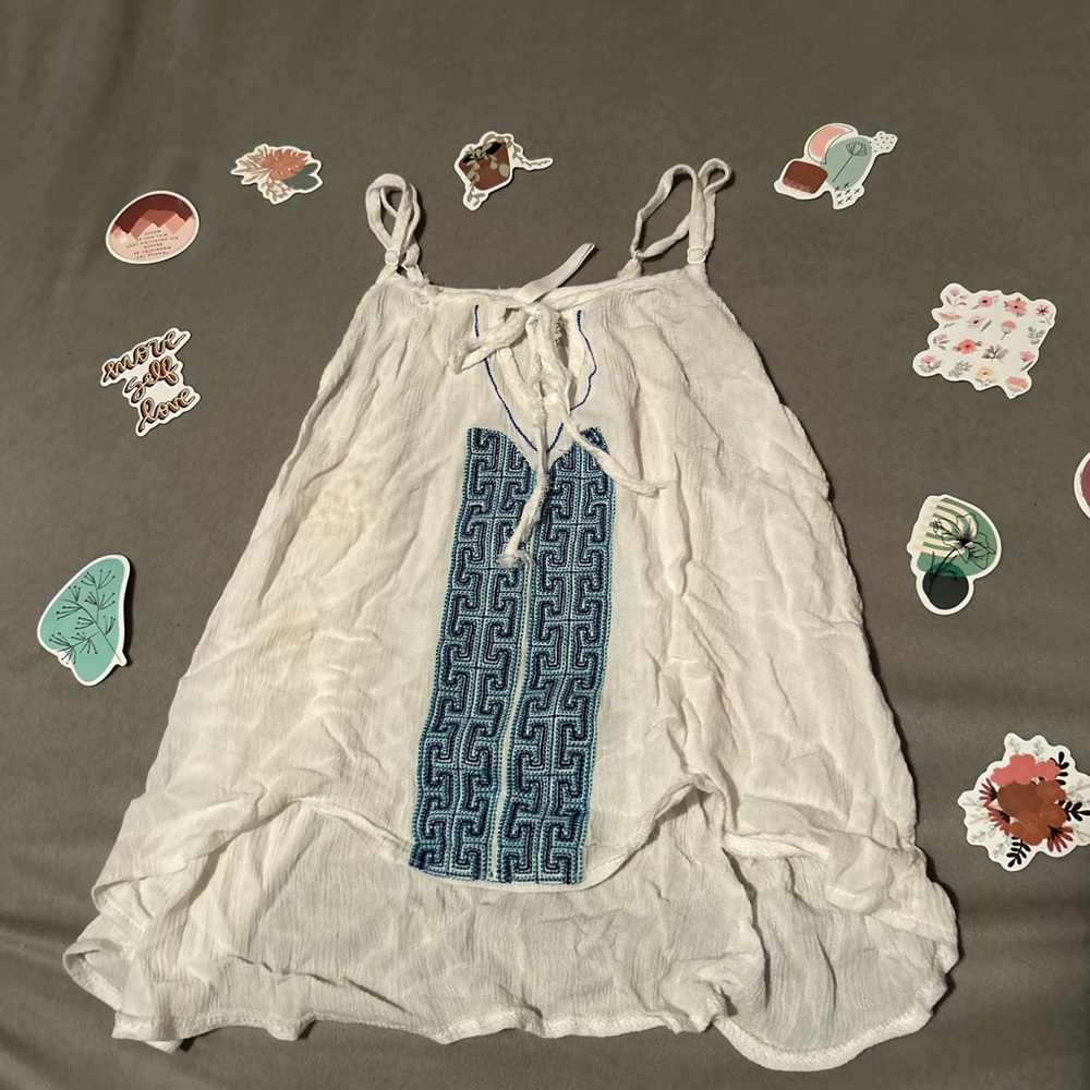 super pretty/flattering blouse!